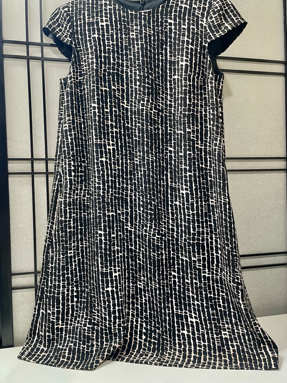 Max Mara Studio Black & White Geometric
Textured Shift Dress - Size M (IT 42) - Picture 2 of 7